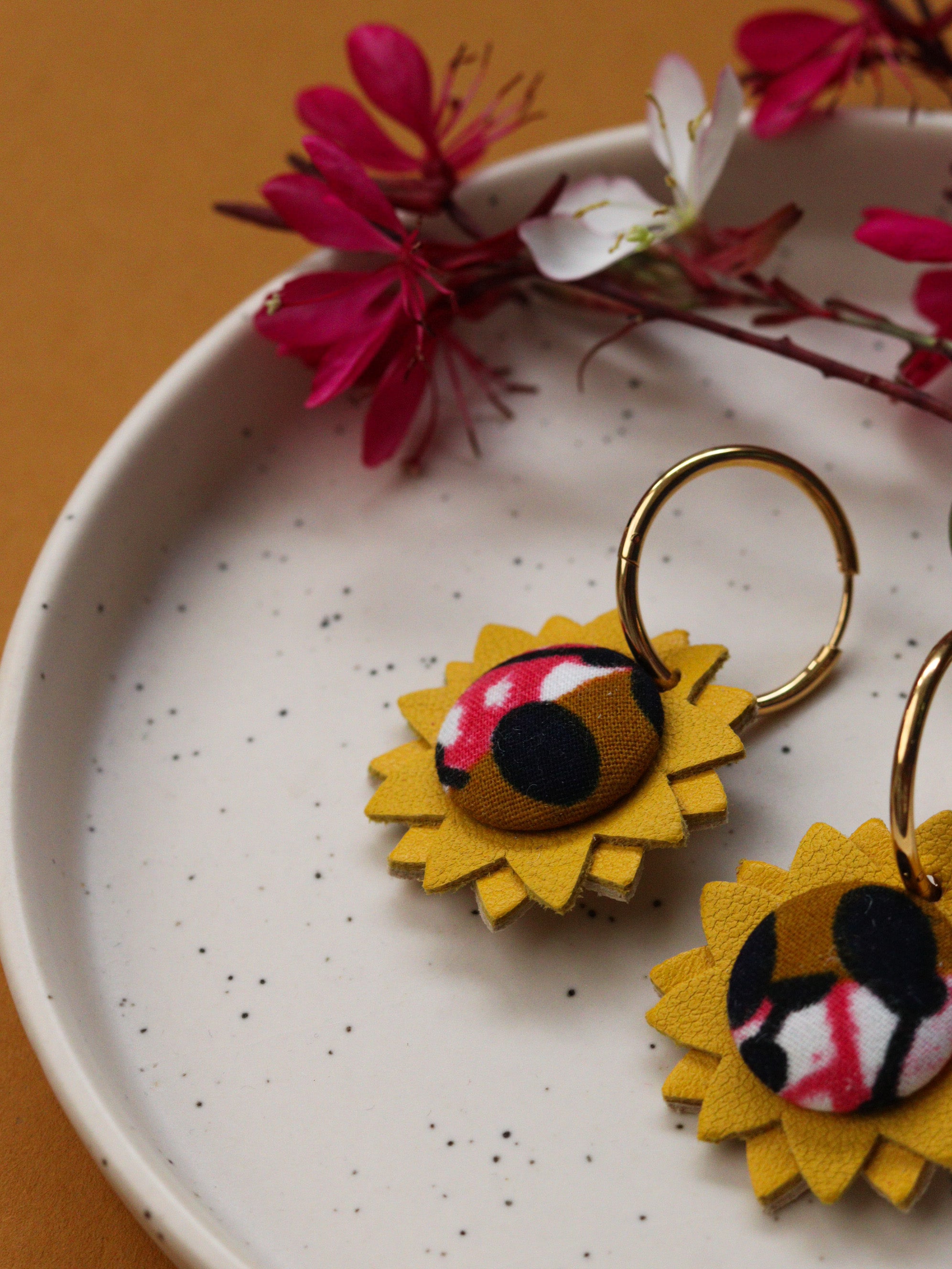 Créoles soleil en cuir coloré jaune et tissu wax africain, boucles d’oreilles légères et bohèmes inspirées du voyage, faites main