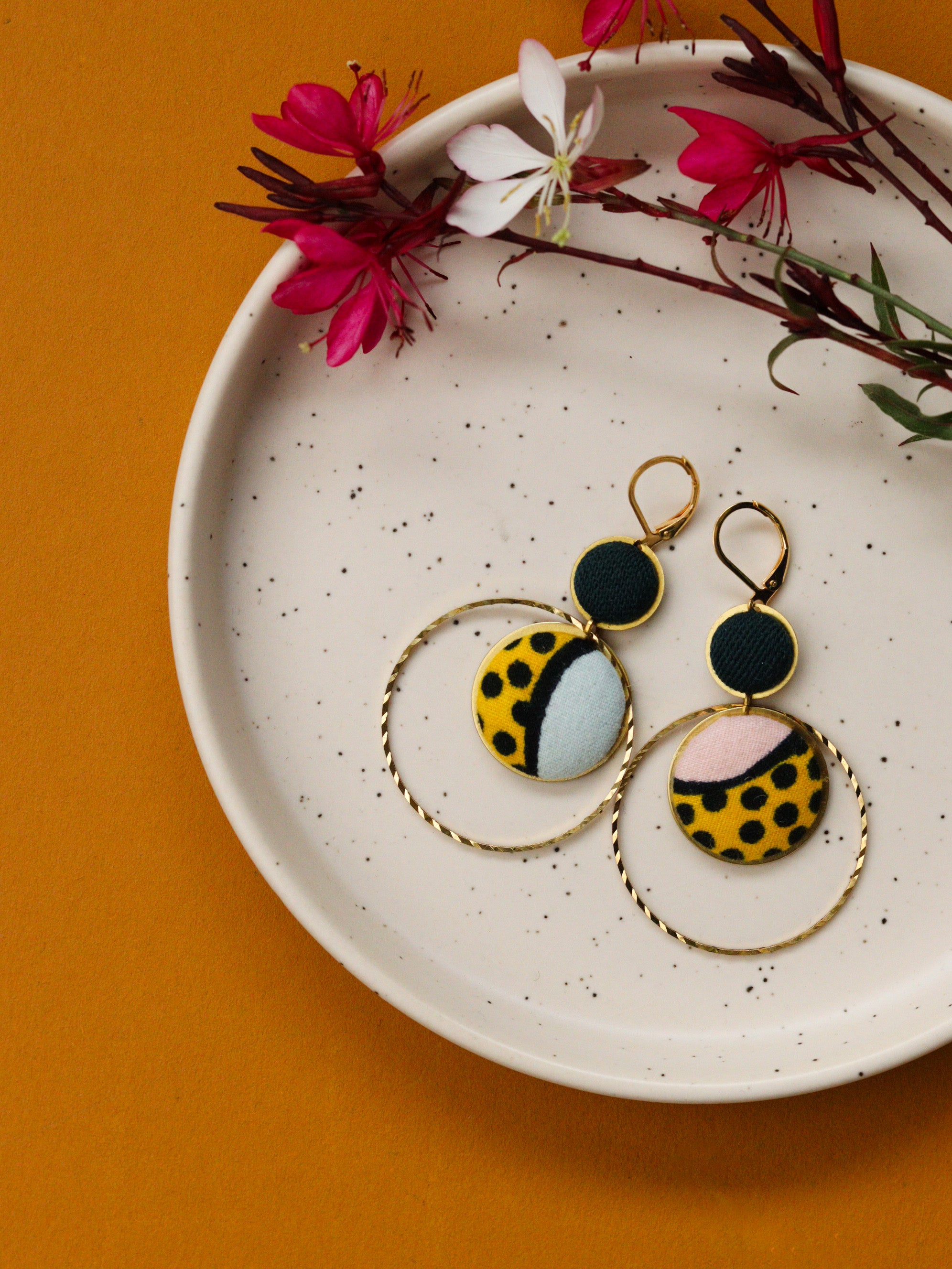 Boucles d’oreilles rondes artisanales en tissu wax coloré jaune et noir, originales et légères, idée cadeau fait-main pour femme