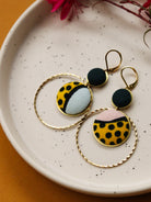 Boucles d’oreilles rondes artisanales en tissu wax coloré jaune et noir, originales et légères, idée cadeau fait-main pour femme