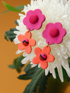 Boucles d’oreilles deux fleurs en cuir rose, orange et tissu wax, fabrication artisanale, pièce unique colorée