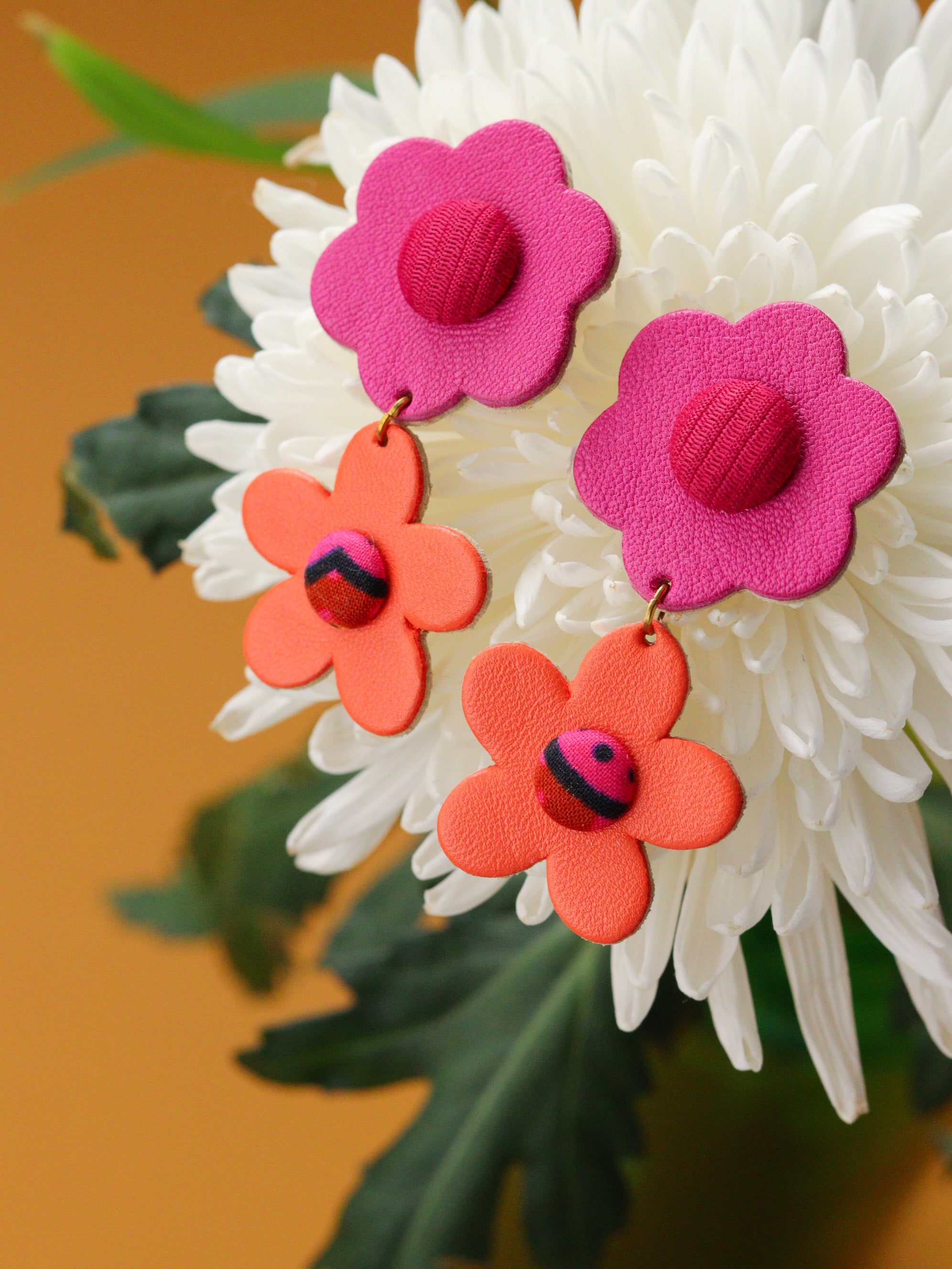 Boucles d’oreilles deux fleurs en cuir rose, orange et tissu wax, fabrication artisanale, pièce unique colorée