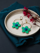 Boucles d’oreilles rondes en forme de fleur en cuir coloré vert et wax bleu, artisanales et légères, idée cadeau pour femme aimant les accessoires originaux et colorés