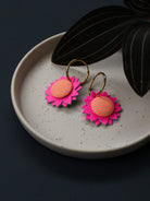 Créoles en cuir rose fluo à rayures, boucles d’oreilles artisanales style pop coloré