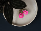 boucles d’oreilles créoles petites fleurs en cuir rose fluo à rayures, création artisanale