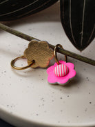 détail boucles d’oreilles créoles petites fleurs en cuir rose fluo à rayures, création artisanale