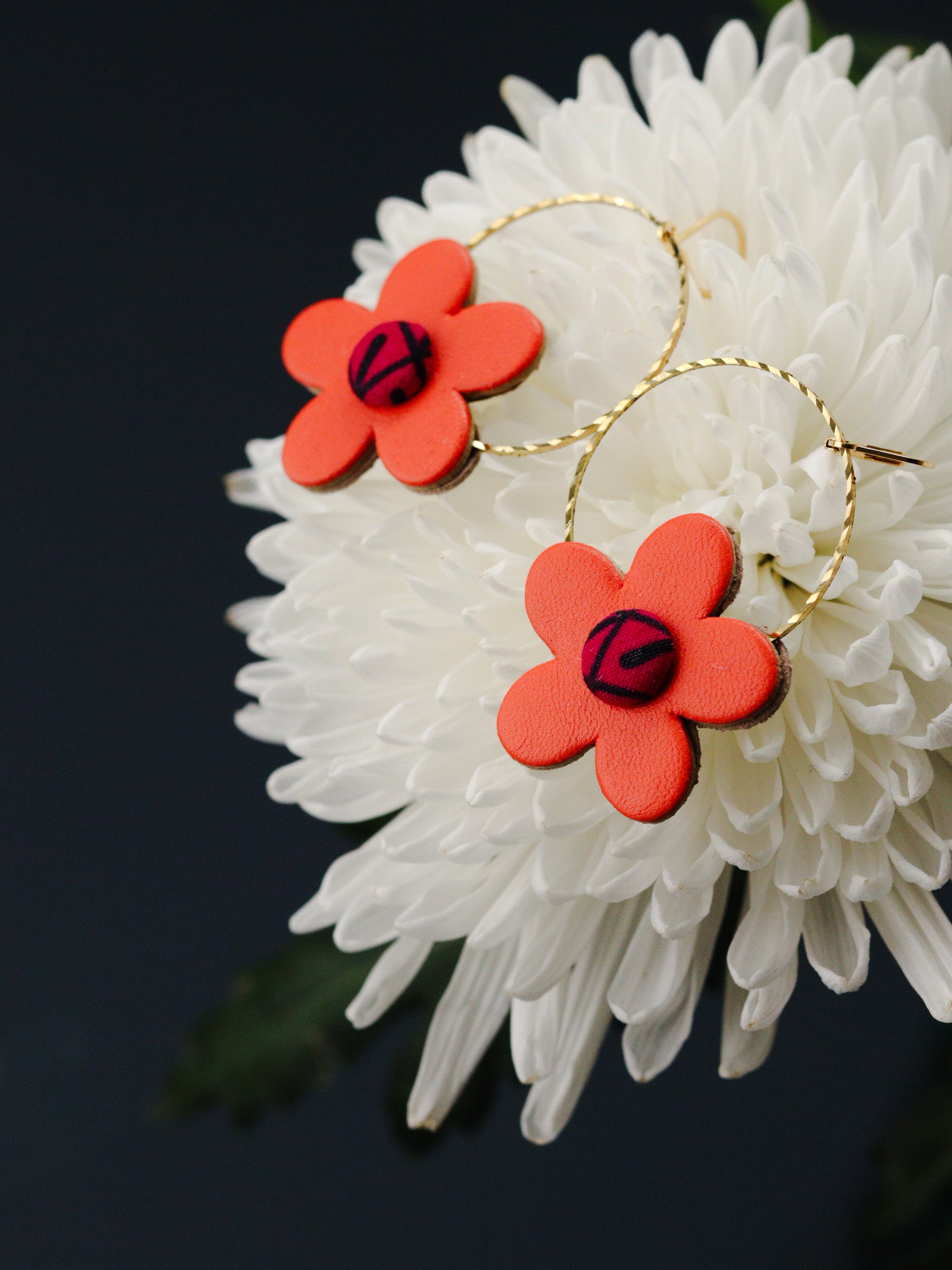 Boucles d’oreilles rondes en forme de fleur en cuir coloré orange et wax rose, artisanales et légères, idée cadeau pour femme aimant les accessoires originaux et colorés
