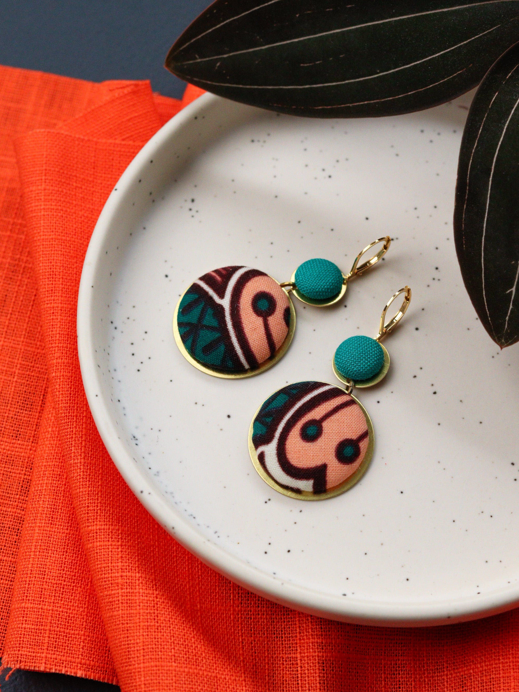 Boucles d’oreilles dormeuses en tissu wax vert forêt et rose, création artisanale unique pour femme amoureuse Afrique