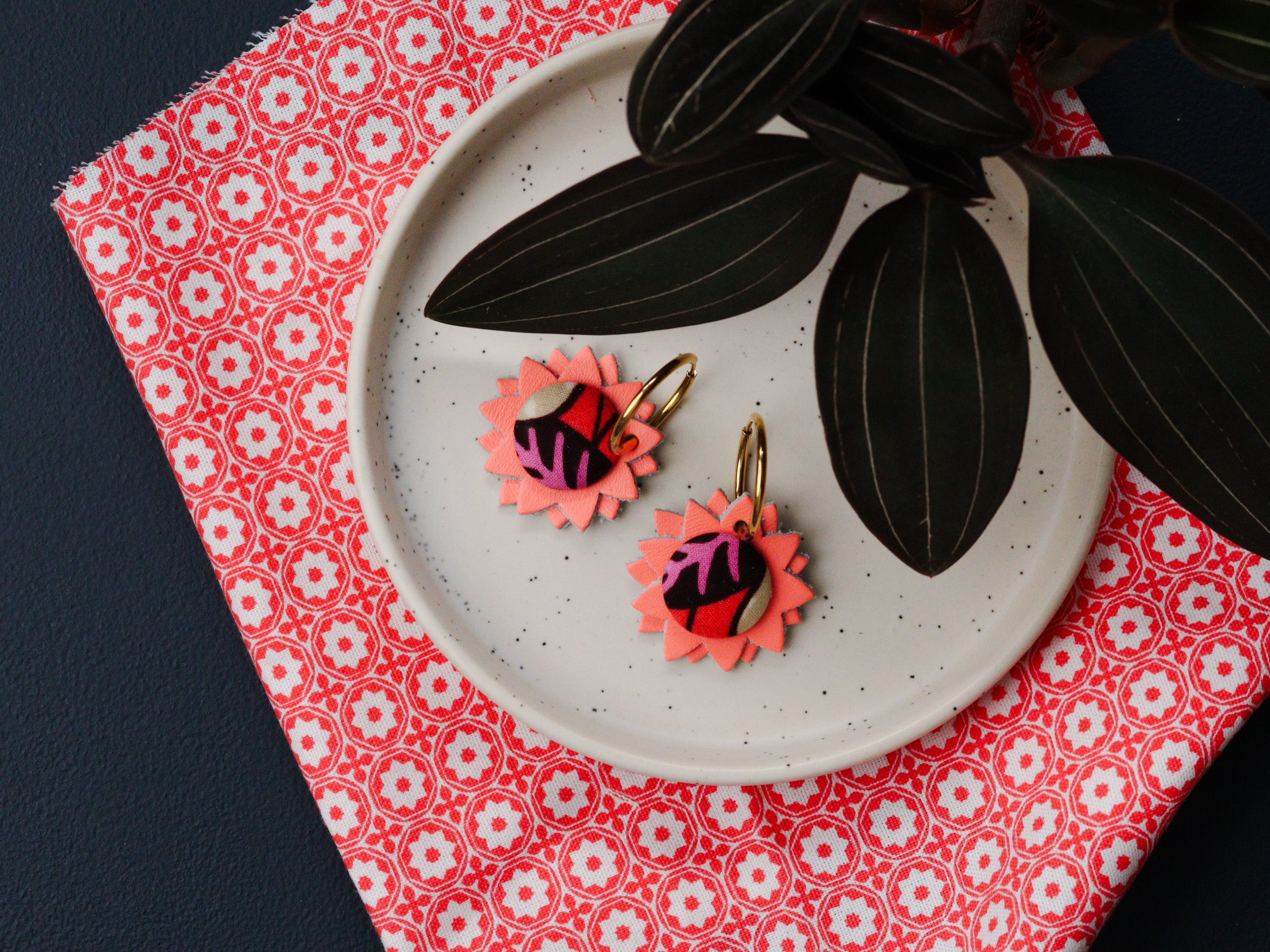 Créoles artisanales en cuir coloré orange fluo et tissu wax, boucles d’oreilles légères et originales pour femme, fabrication française