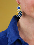 Boucles d’oreilles dormeuses en tissu wax coloré bleu et jaune, création artisanale unique pour femme