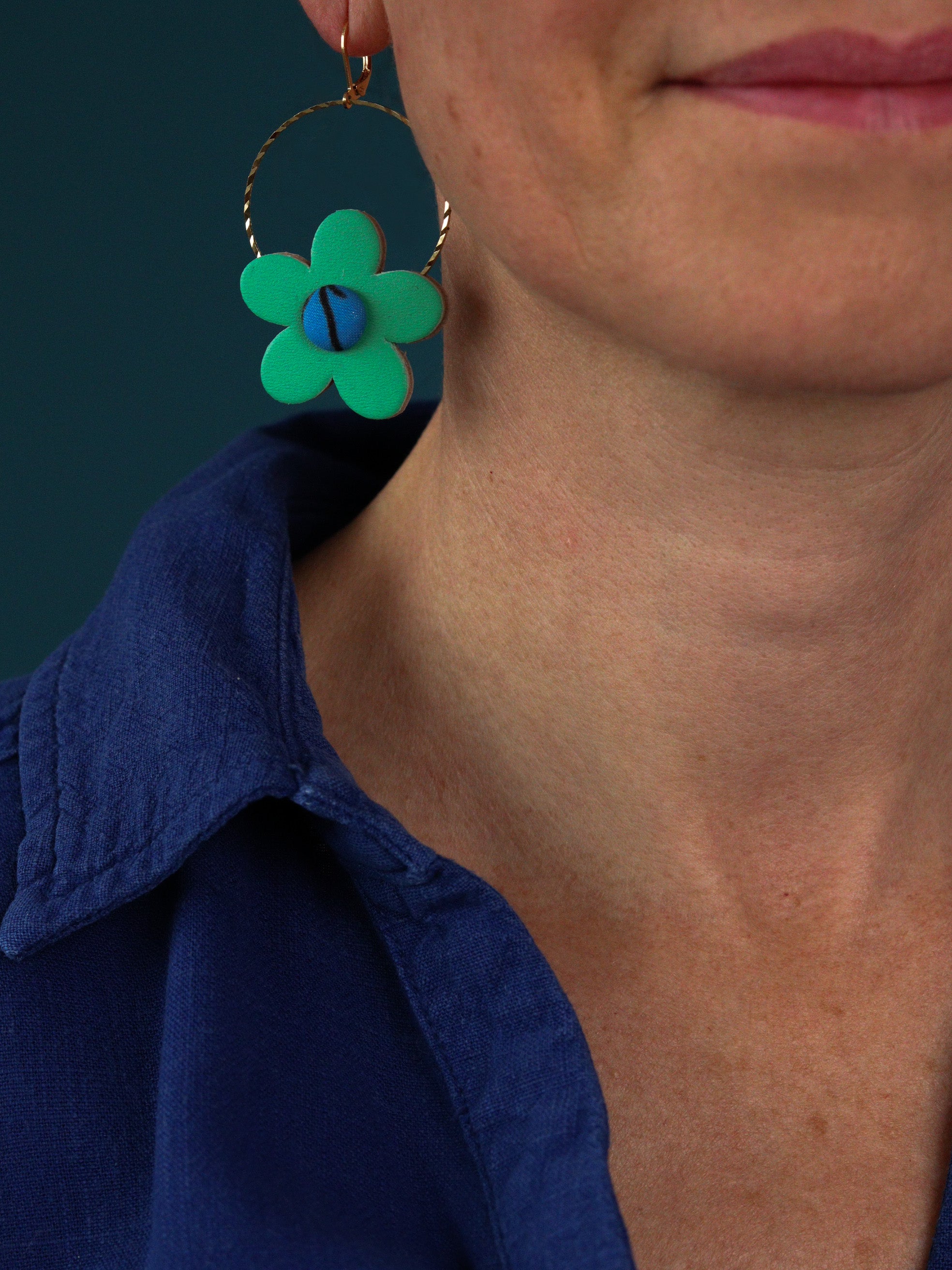 Boucles d’oreilles rondes en forme de fleur en cuir coloré vert et wax bleu, artisanales et légères, idée cadeau pour femme aimant les accessoires originaux et colorés