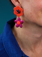 Boucles d’oreilles deux fleurs en cuir orange et rose et tissu wax, fabrication artisanale, couleurs pop