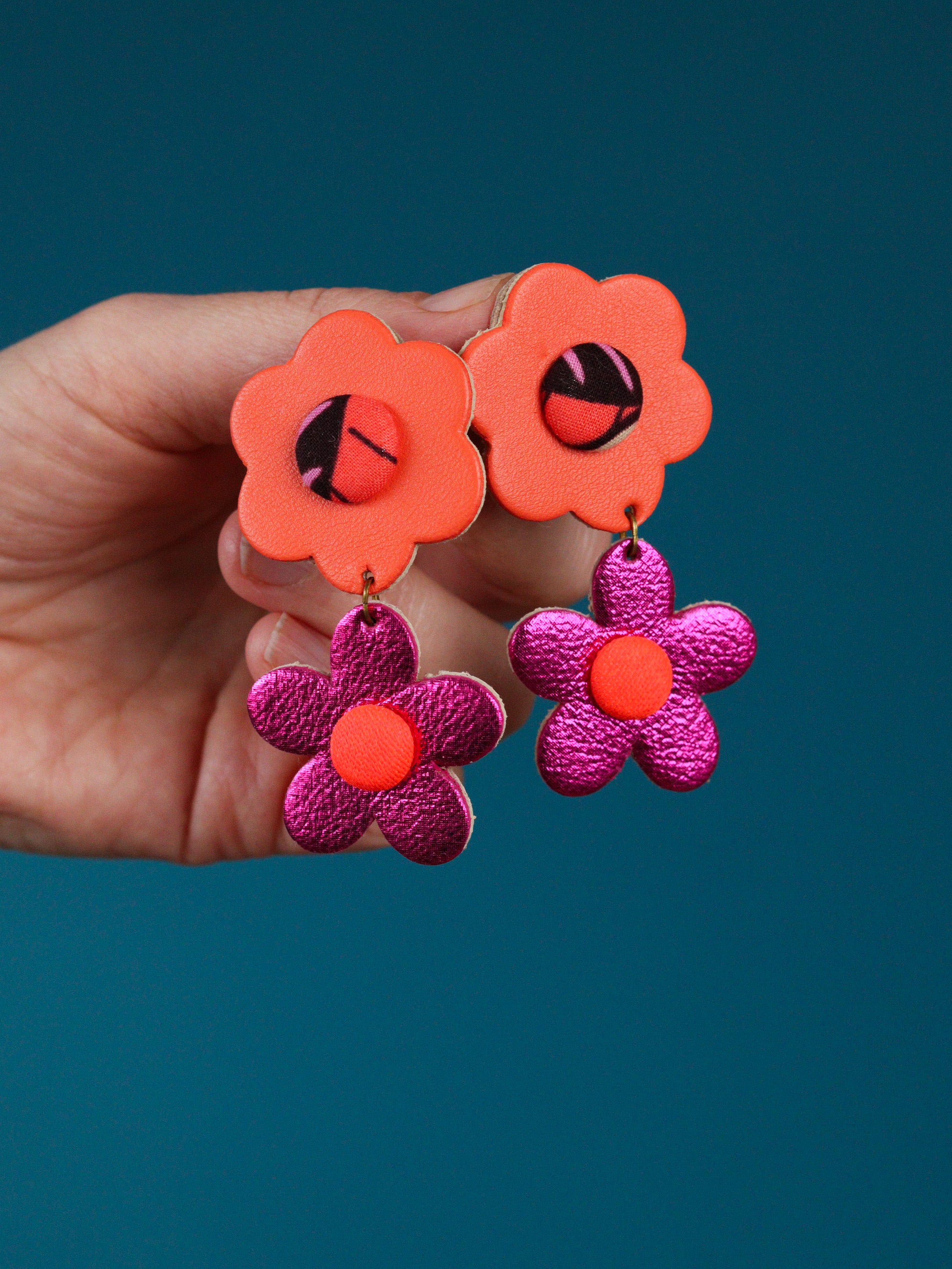 Boucles d’oreilles deux fleurs en cuir orange et rose et tissu wax, fabrication artisanale, couleurs pop, fait en bretagne