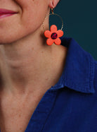 Boucles d’oreilles rondes en forme de fleur en cuir coloré orange et wax rose, artisanales et légères, idée cadeau pour femme aimant les accessoires originaux et colorés