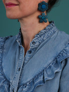 Boucles d’oreilles puce deux fleurs en cuir bleu et tissu wax, fabrication artisanale