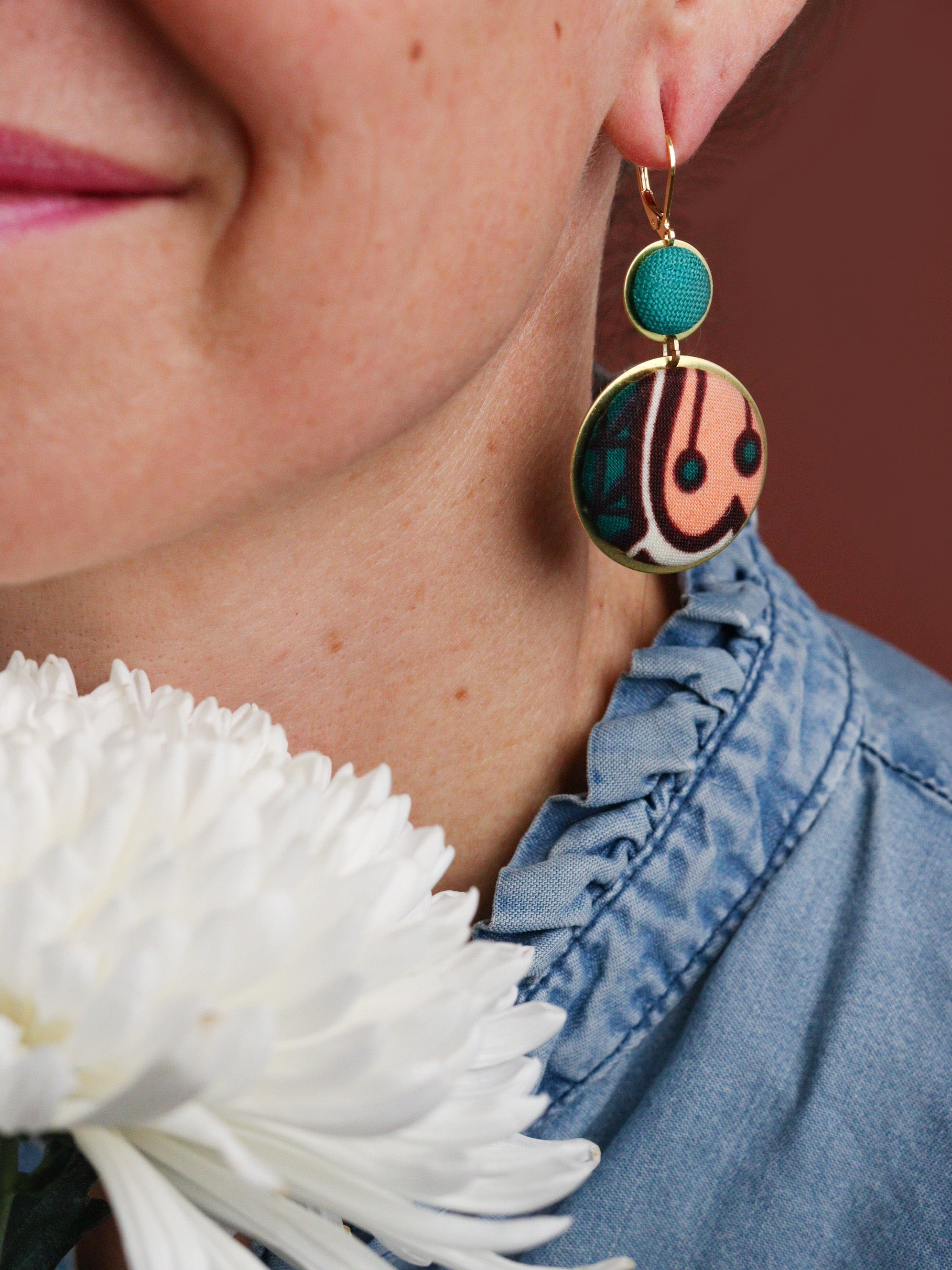 Boucles d’oreilles dormeuses en tissu wax vert forêt et rose, création artisanale unique pour femme