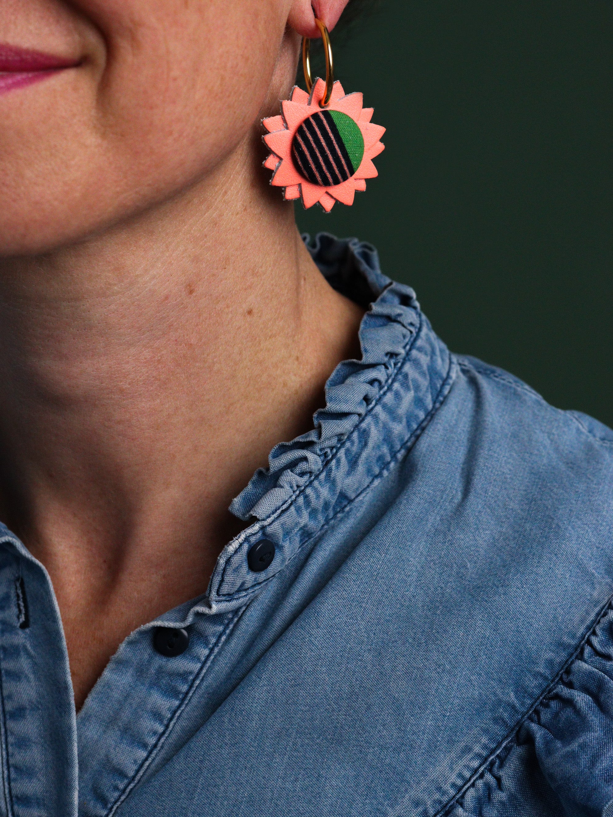 Créoles en cuir coloré orange fluo et tissu wax africain vert, boucles d’oreilles bohèmes inspirées du voyage, faites main