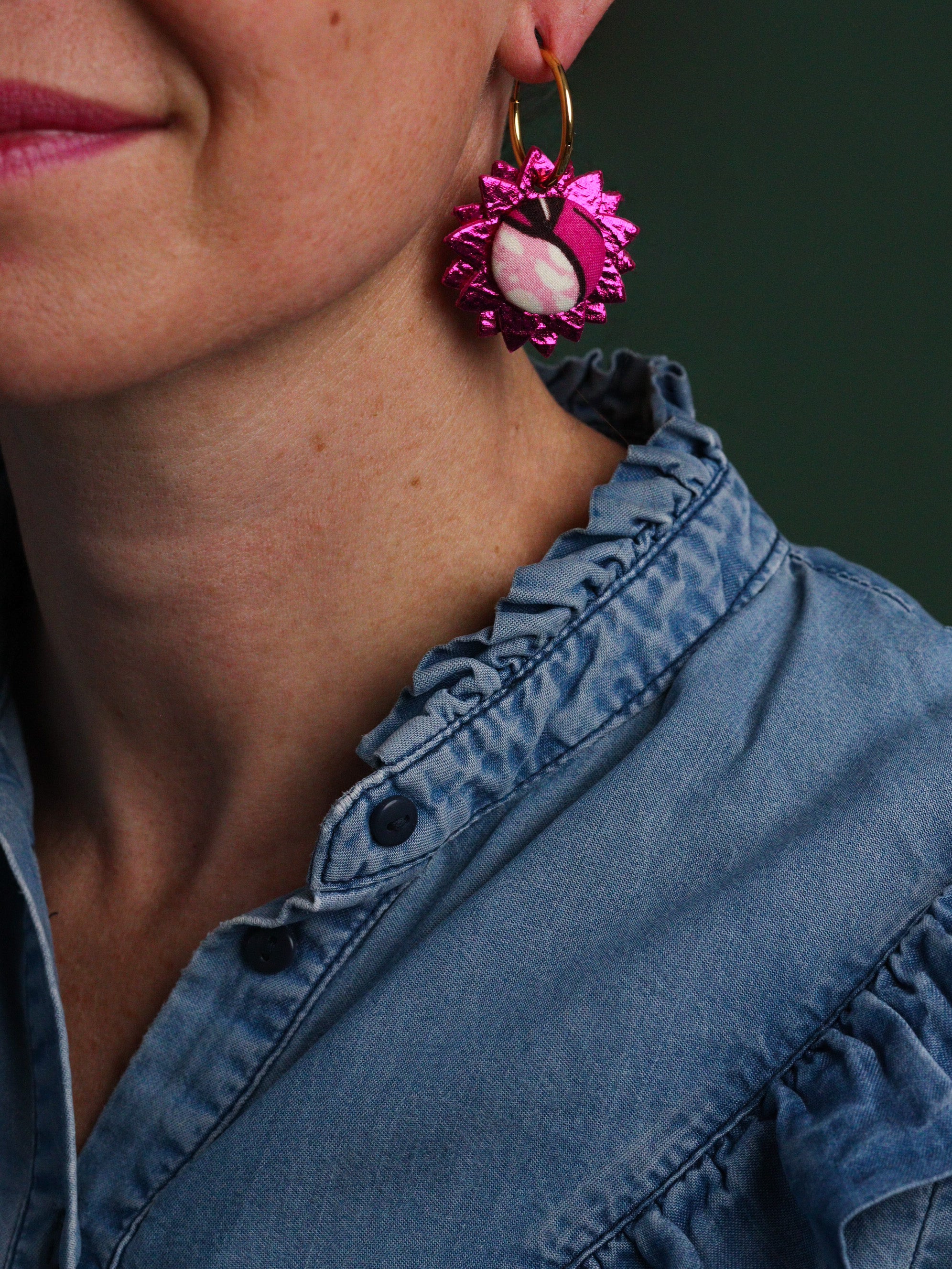 Créoles artisanales en cuir rose brillant et tissu wax rose, boucles d’oreilles légères et originales pour femme, fabrication française