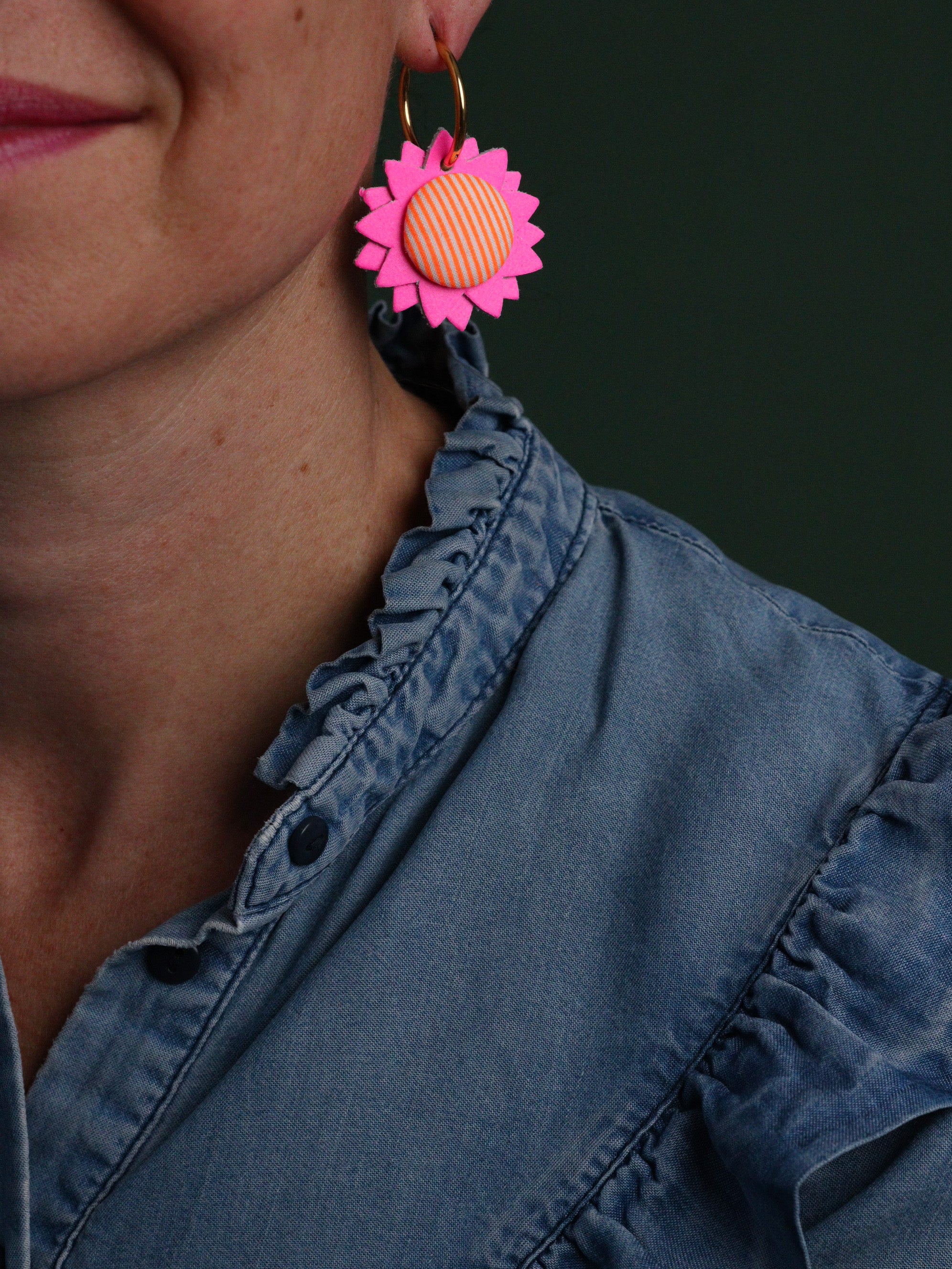 Créoles en cuir rose fluo à rayures, boucles d’oreilles artisanales style pop coloré