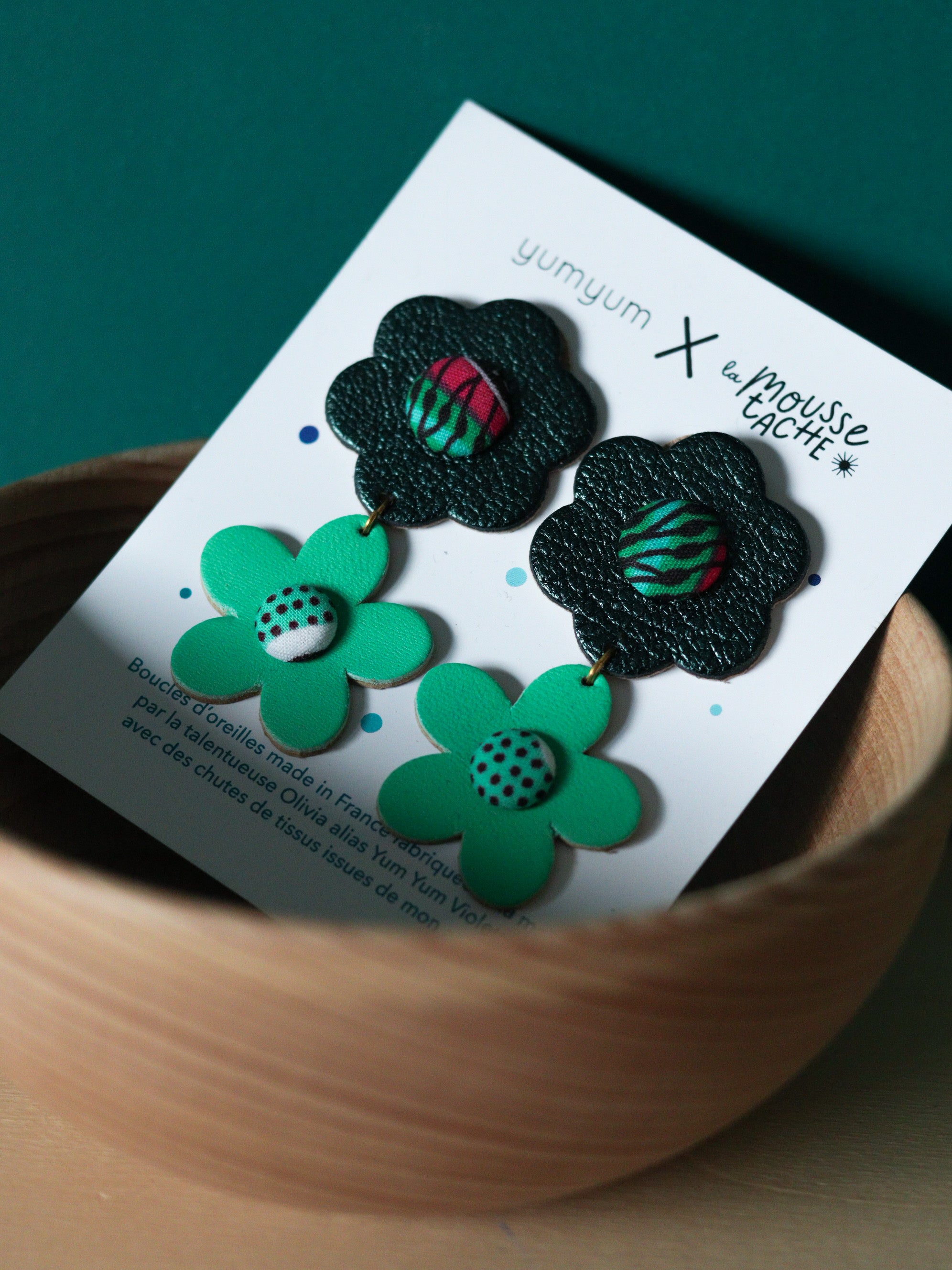 Boucles d’oreilles deux fleurs en cuir vert et tissu wax, fabrication artisanale, style jungle exotique