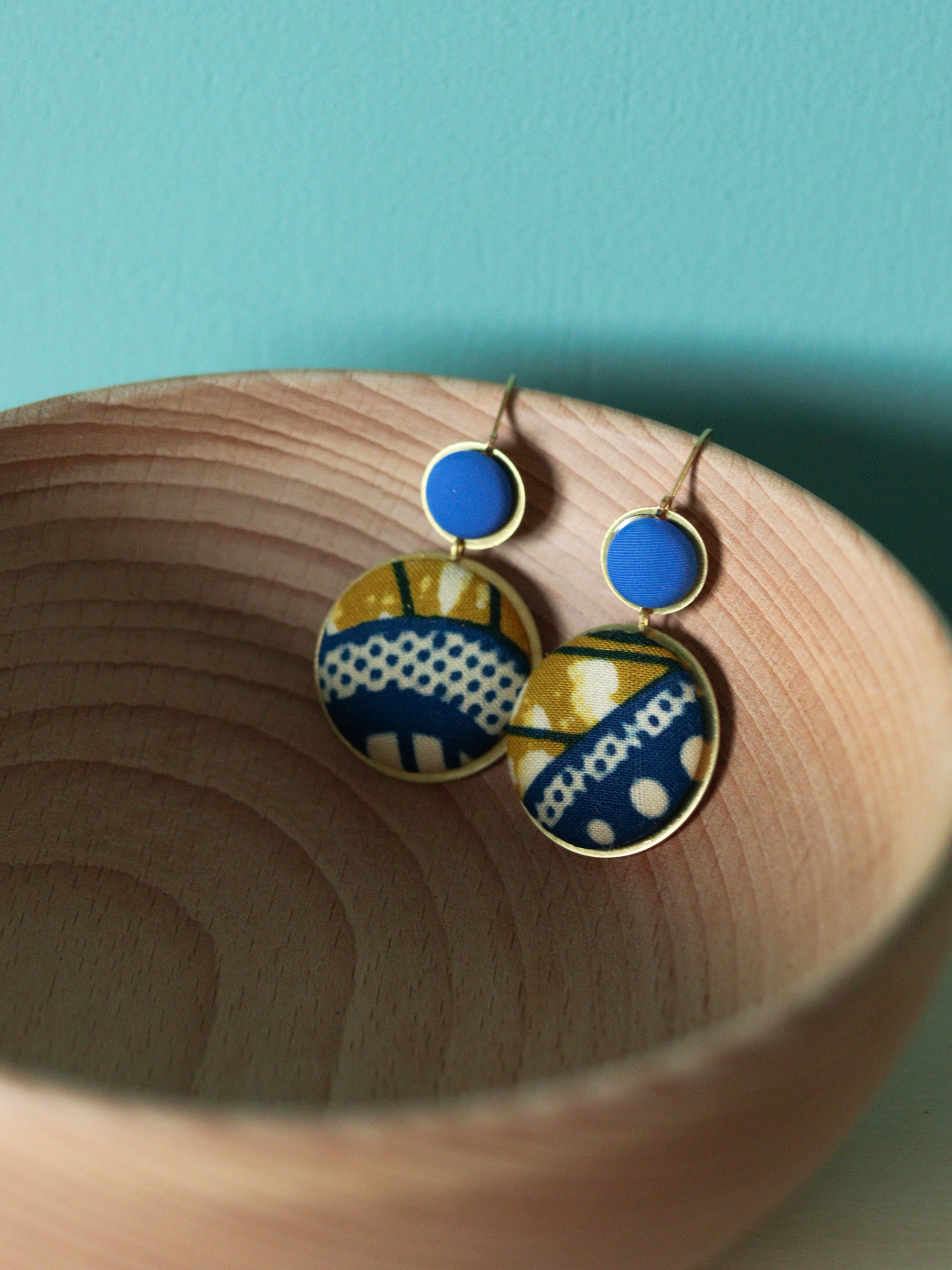 Boucles d’oreilles dormeuses en tissu wax coloré bleu et jaune, création artisanale unique pour femme à l'âme voyageuse