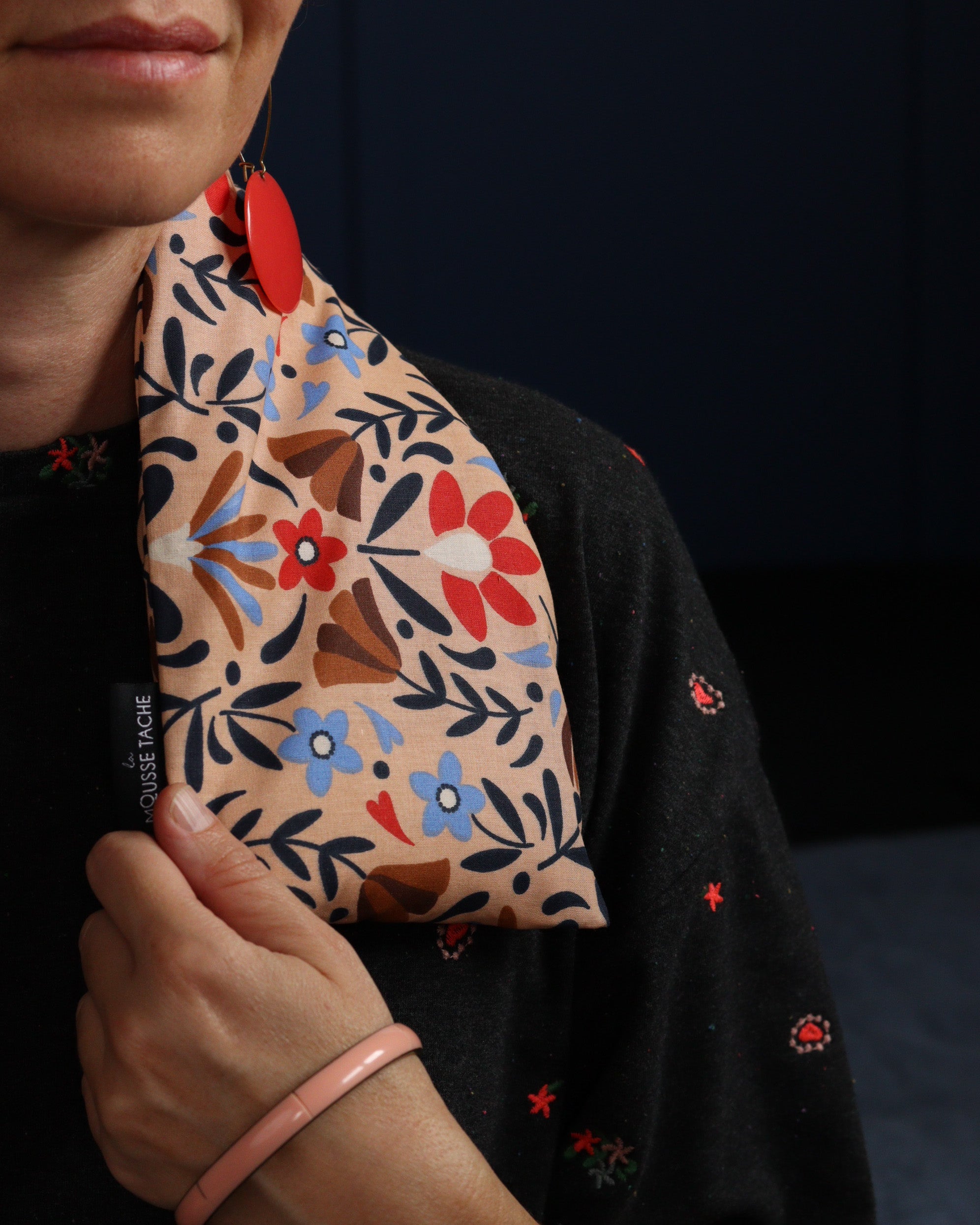 bouillotte épaules cervicales cou aux graines de lin bio, fabrication française écoresponsable, pour soulager tensions dans la nuque, cadeau utile