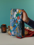 bouillotte naturelle aux graines de lin bio pour soulager cervicales, cou, épaules, torticolis... fabriquée en Bretagne, un cadeau écoresponsable à offrir ou à s'offrir