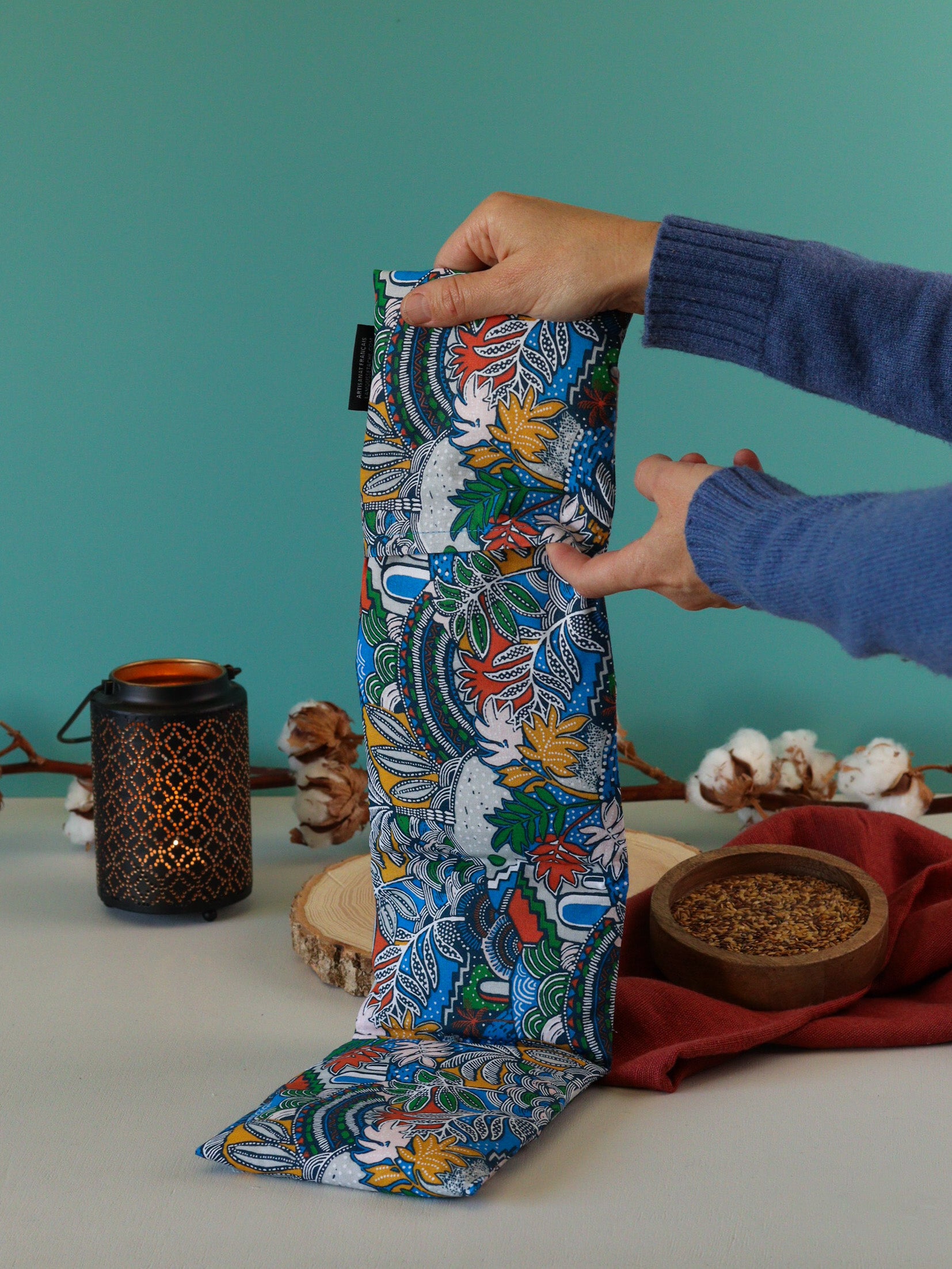 bouillotte naturelle aux graines de lin bio pour soulager cervicales, cou, épaules, torticolis... fabriquée en Bretagne, un cadeau écoresponsable à offrir ou à s'offrir