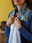 bouillotte naturelle aux graines de lin bio pour soulager cervicales, cou, épaules, torticolis... fabriquée en Bretagne, un cadeau écoresponsable à offrir ou à s'offrir