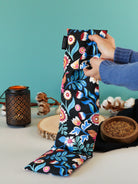 bouillotte tour de cou naturelle aux graines de lin bio pour soulager cervicales tendues, noir fleurs bleu turquoise