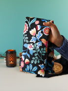 bouillotte tour de cou naturelle aux graines de lin bio pour soulager cervicales tendues, noir fleurs bleu turquoise