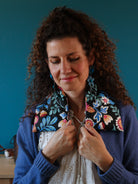 bouillotte tour de cou naturelle aux graines de lin bio pour soulager cervicales tendues, noir fleurs bleu turquoise