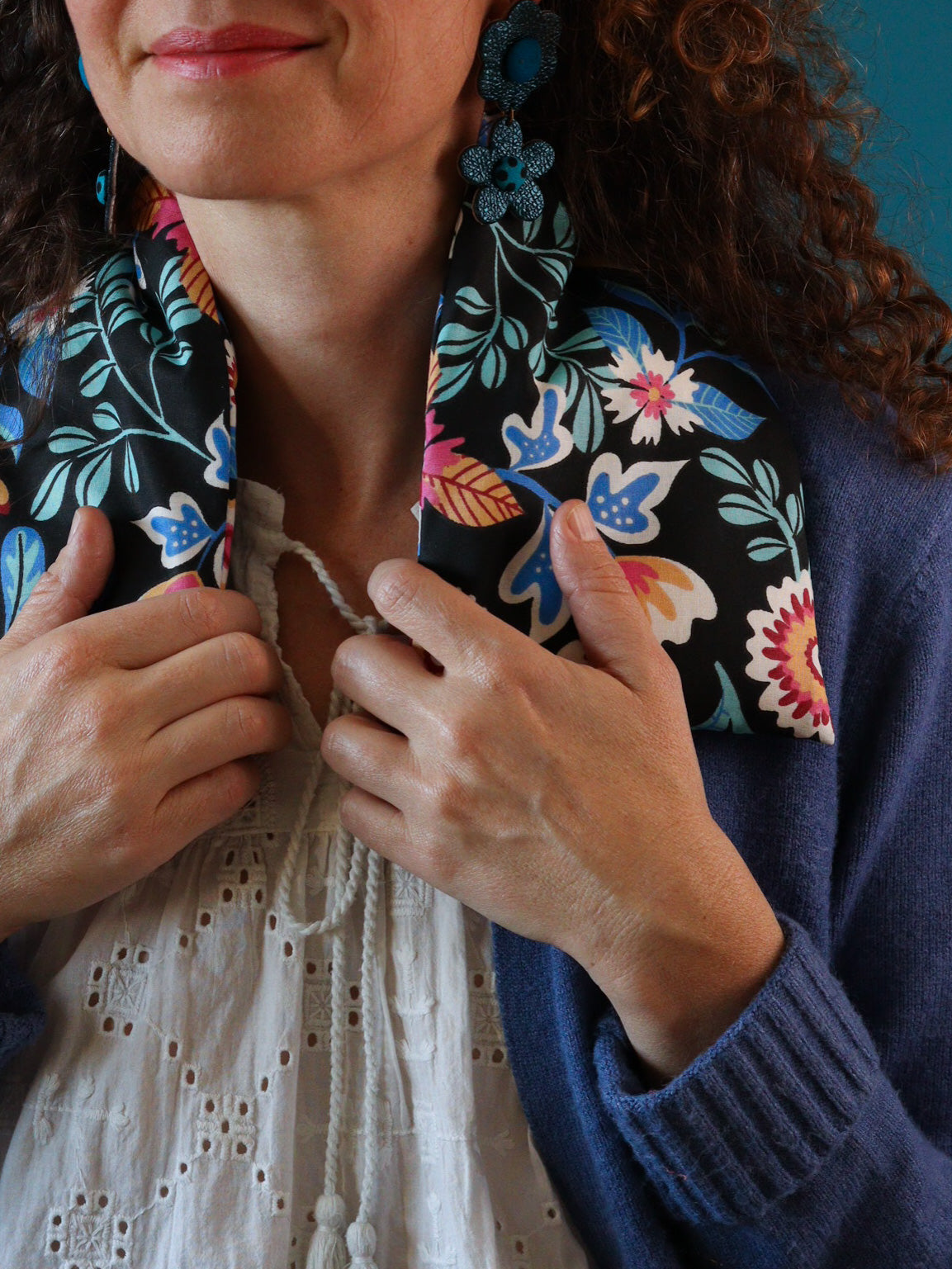 bouillotte tour de cou naturelle aux graines de lin bio pour soulager cervicales tendues, noir fleurs bleu turquoise