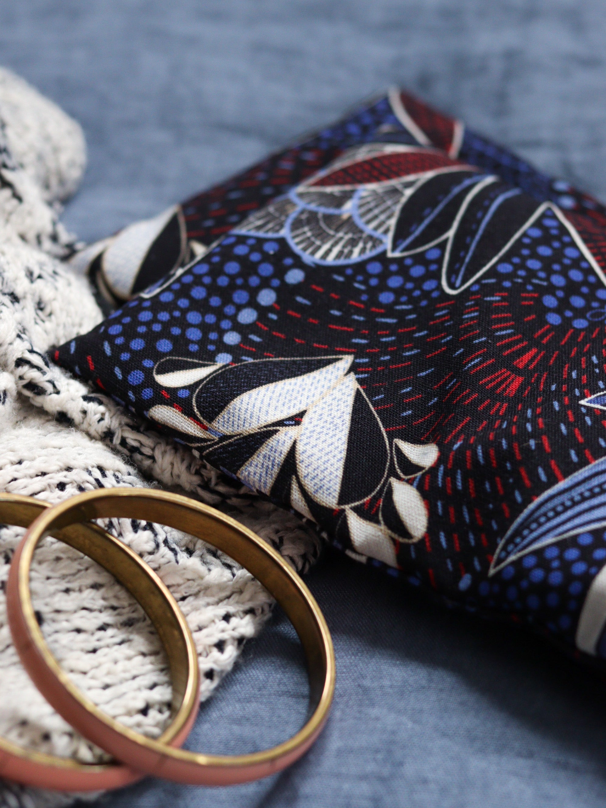 bouillotte cervicales graines lin bio pour soulager les tensions du cou et de la nuque, à chauffer au micro-ondes