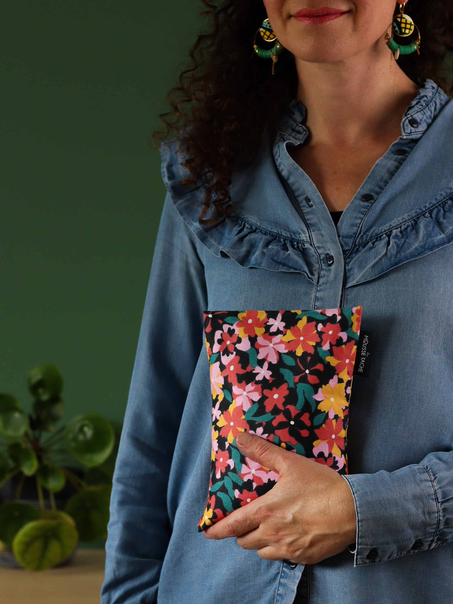 bouillotte sèche aux graines de lin bio fabriquée en France, pour réchauffer ou à utiliser glacée, tissu floral