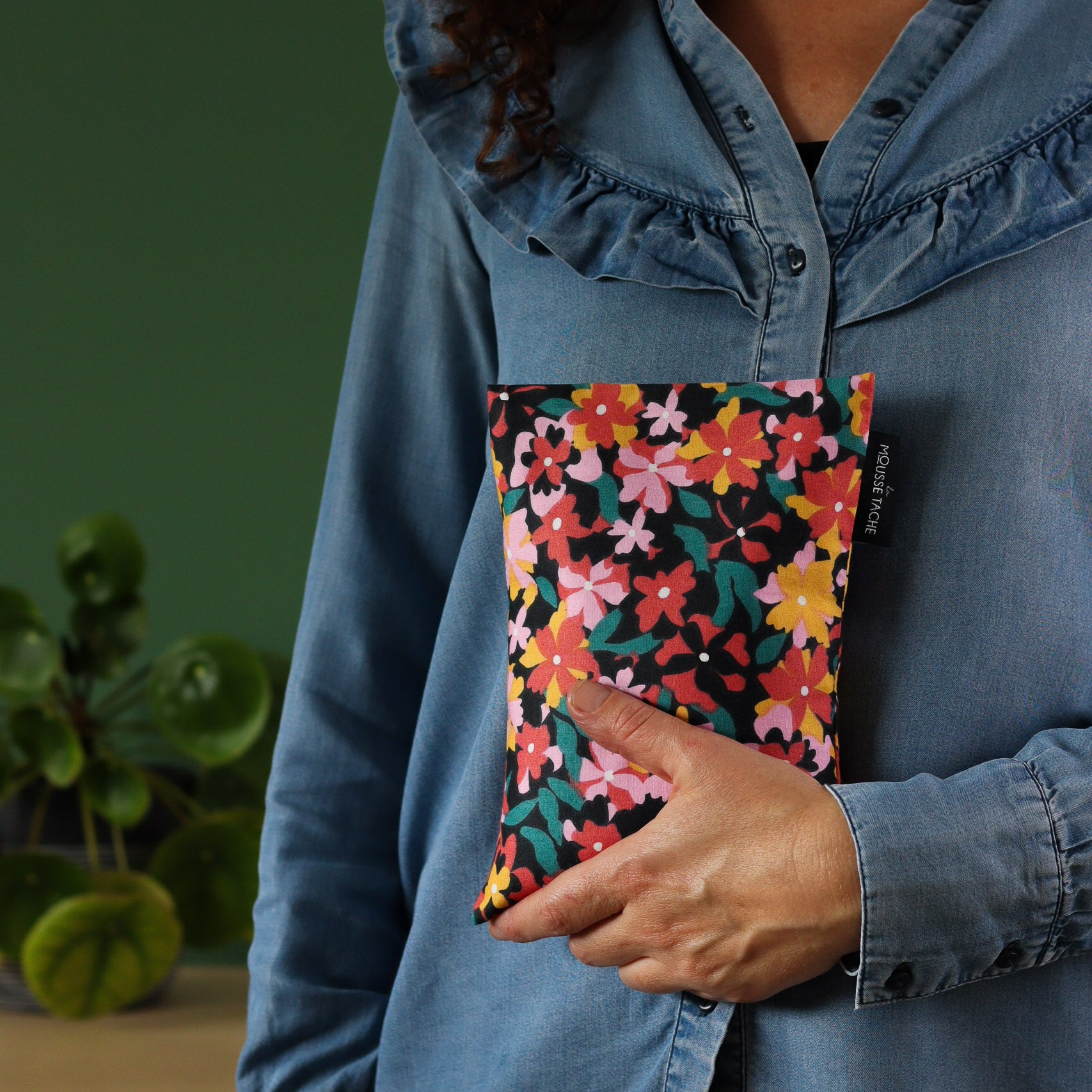 bouillotte sèche aux graines de lin bio fabriquée en France, pour réchauffer ou à utiliser glacée, tissu floral