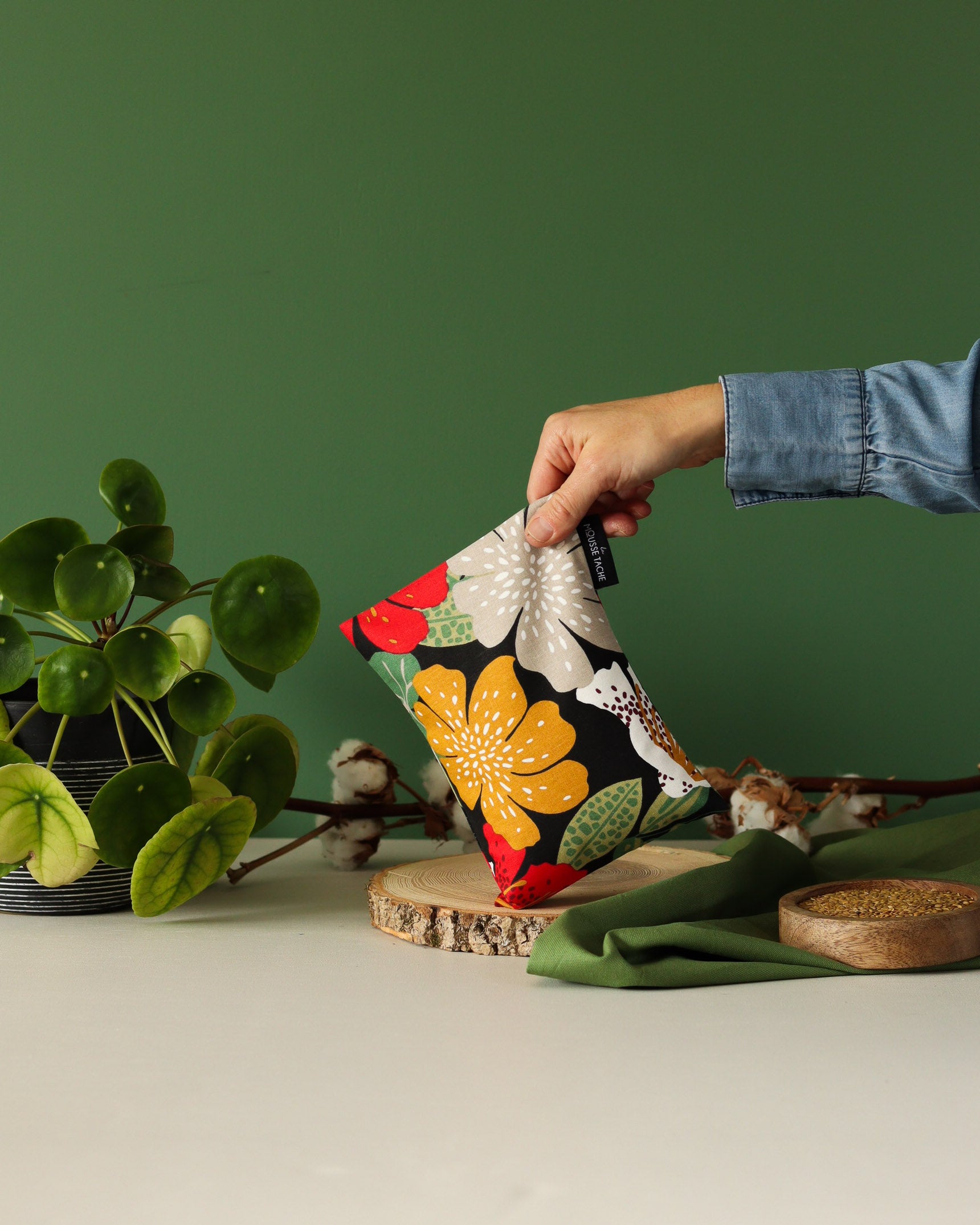 bouillotte sèche aux graines de lin bio fabriquée en France, pour réchauffer au micro-ondes ou à utiliser glacée, remède naturel