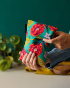 bouillotte sèche aux graines de lin bio à chauffer au micro-ondes pour soulager le ventre, faciliter la digestion et réchauffer les pieds froids, tissu floral vert turquoise