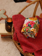 bouillotte sèche micro-ondes aux graines de lin bio, remède de grand-mère naturel pour soulager les petits maux du quotidien, tissu patchwork toucan