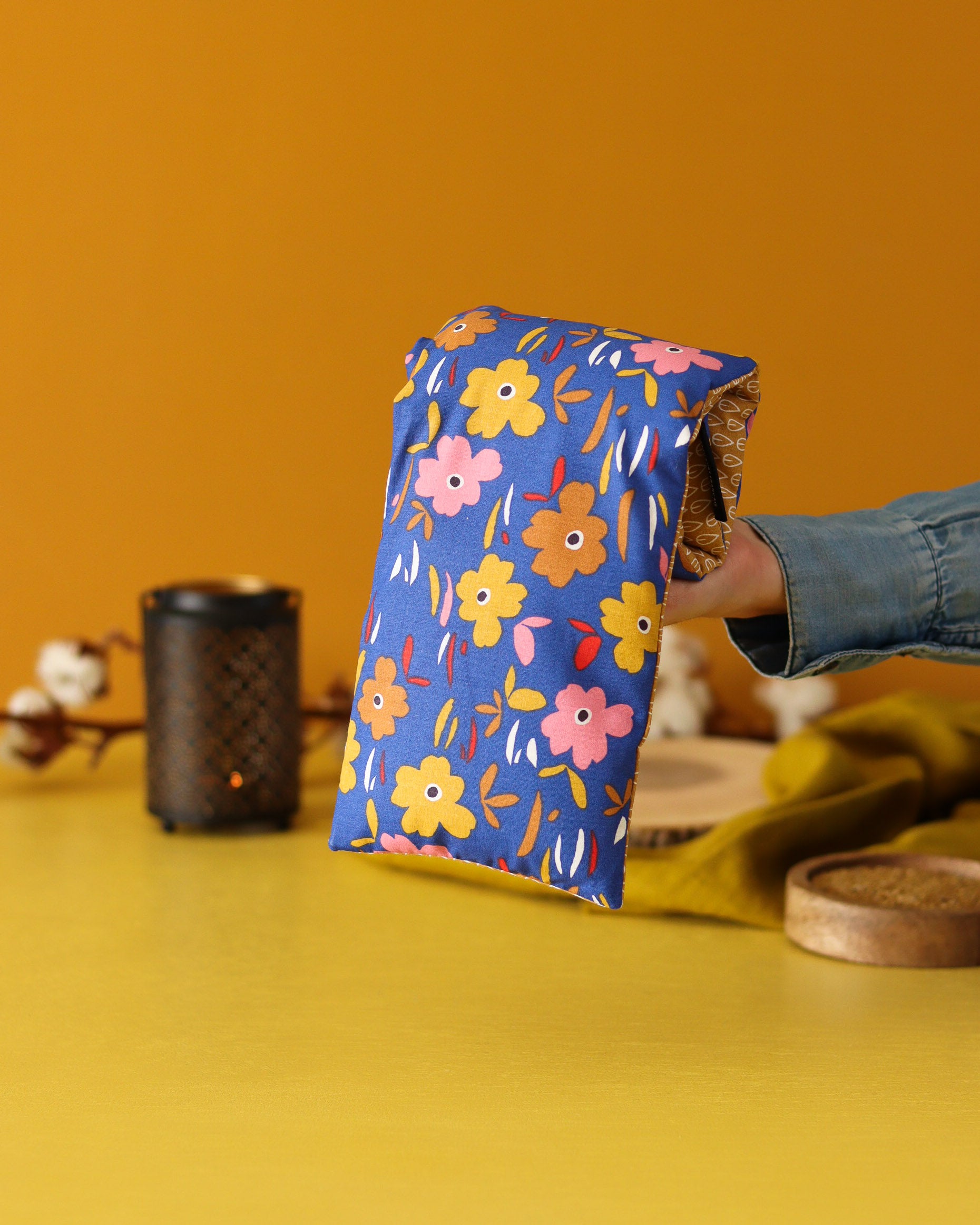 bouillotte micro-ondes aux graines de lin bio, remède naturel de grand-mère, pour réchauffer et soulager les petits maux du quotidien, bleu à fleurs