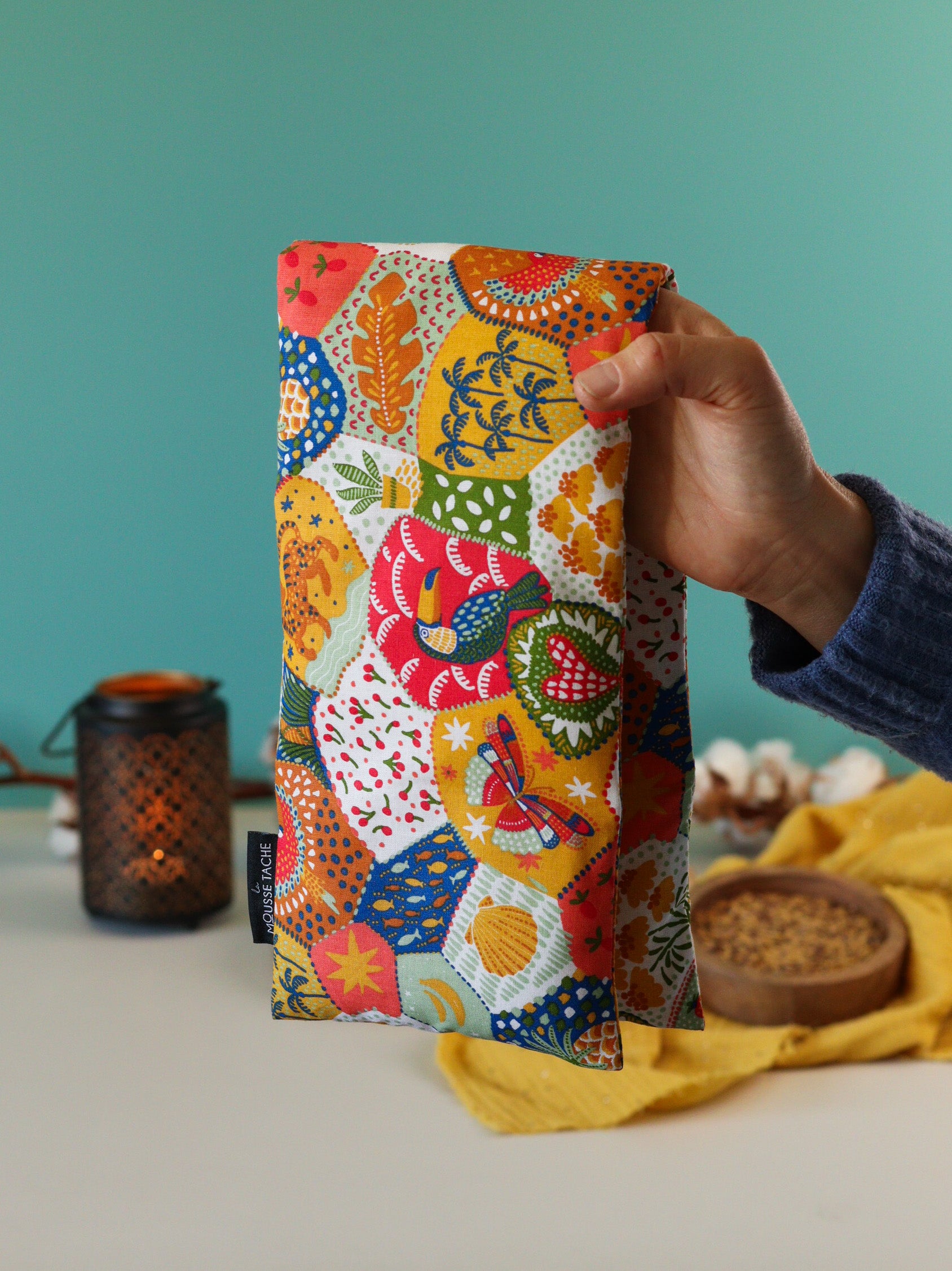 bouillotte sèche micro-ondes aux graines de lin bio, remède de grand-mère naturel pour soulager les petits maux du quotidien, tissu patchwork toucan