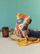 bouillotte aux graines de lin bio pour soulager les douleurs musculaires, articulaires ou abdominales, notamment les crampes menstruelles, les maux de dos ou les tensions musculaires. Tissu patchwork. Fabrication française.