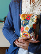 bouillotte aux graines de lin bio pour soulager les douleurs musculaires, articulaires ou abdominales, notamment les crampes menstruelles, les maux de dos ou les tensions musculaires. Tissu patchwork. Fabrication française.