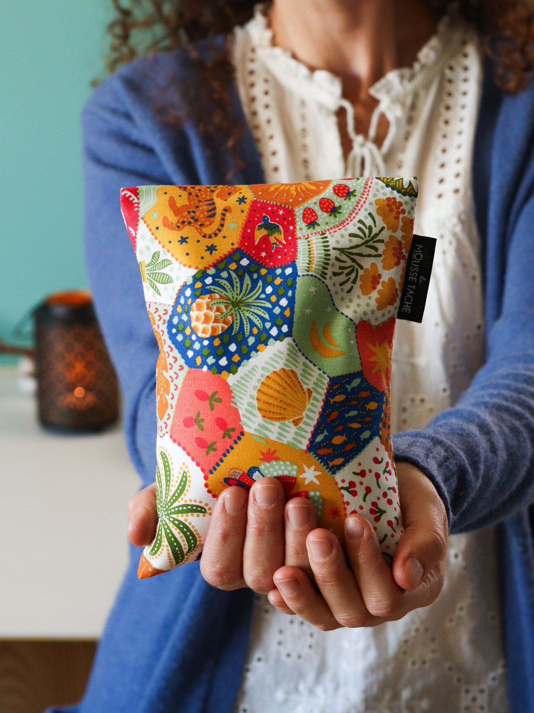 bouillotte aux graines de lin bio pour soulager les douleurs musculaires, articulaires ou abdominales, notamment les crampes menstruelles, les maux de dos ou les tensions musculaires. Tissu patchwork. Fabrication française.