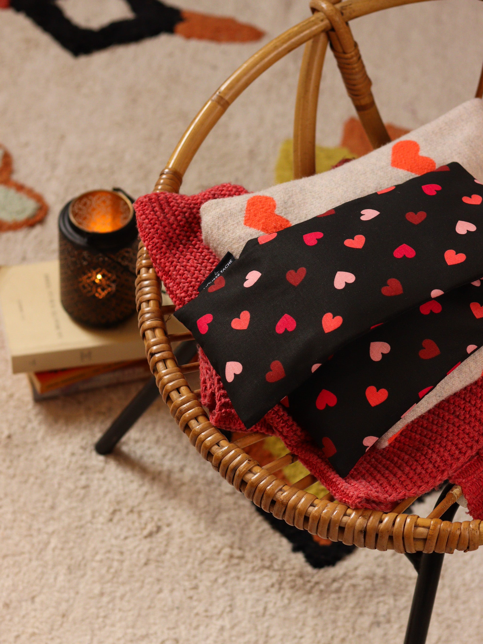 bouillotte longue aux graines de lin bio pour se détendre, apaiser l'esprit et réduire l'anxiété, joli tissu noir avec des cœurs, fabrication française