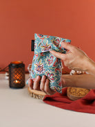 bouillotte sèche aux graines de lin bio fabriquée en France, micro-ondes, remède naturel, motif végétal turquoise