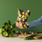 bouillotte sèche aux graines de lin bio fabriquée en France, micro-ondes, remède naturel, motif vegetal vert et jaune