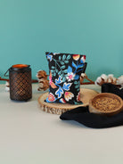 bouillotte sèche aux graines de lin bio fabriquée en France, micro-ondes, remède naturel, motif vegetal noir, bleu, turquoise