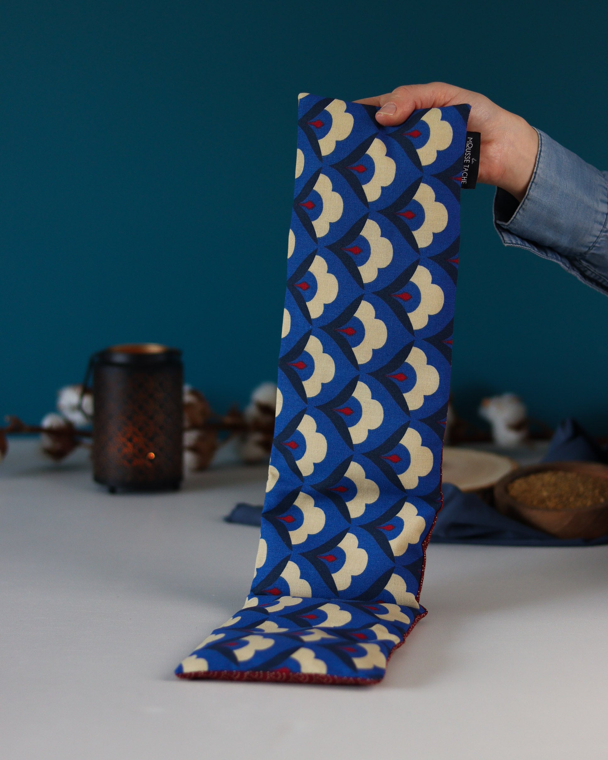 bouillotte longue aux graines de lin bio pour se détendre, apaiser l'esprit et réduire l'anxiété, couleur bleu roi, fabrication française