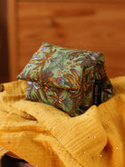 bouillotte longue aux graines de lin bio pour se détendre, apaiser l'esprit et réduire l'anxiété, joli tissu vert, fabrication française