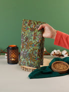 bouillotte longue aux graines de lin bio pour se détendre, apaiser l'esprit et réduire l'anxiété, joli tissu vert, fabrication française